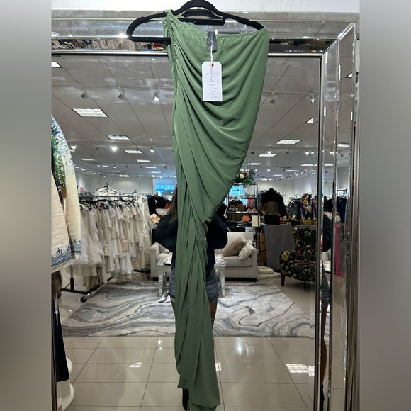 Norma Kamali
Diana One Shoulder Gown - Picture 2 of 3